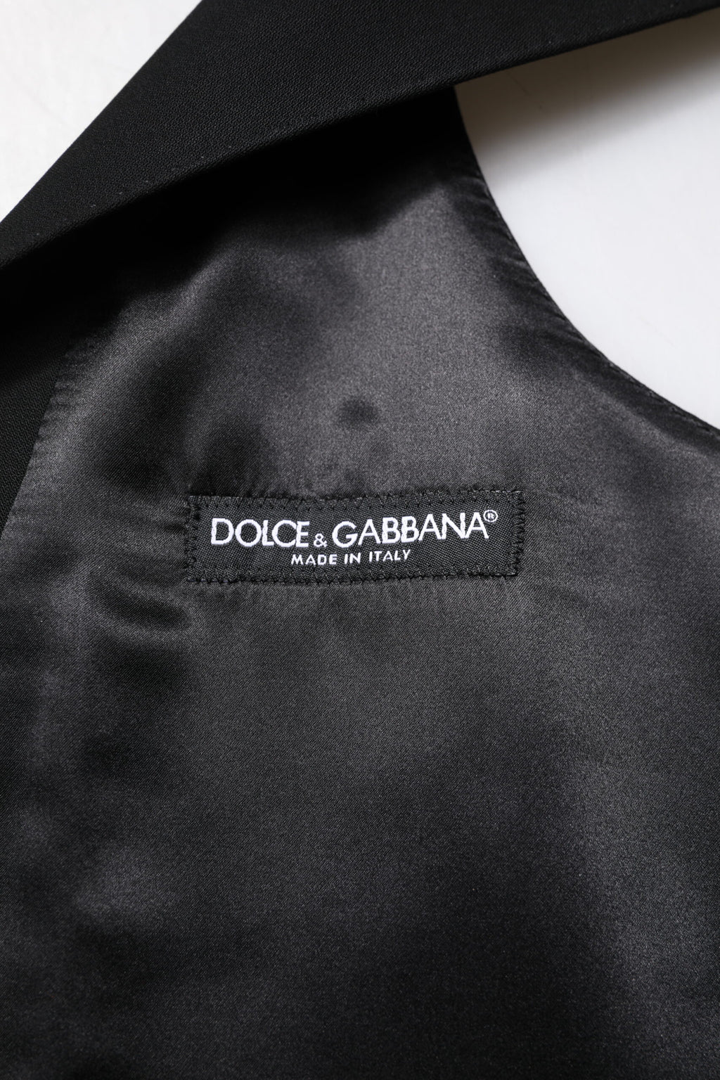 Gilet formel en laine noire de Dolce & Gabbana, veste cintrée élégante pour femmes ou hommes, détail de couture sophistiqué.