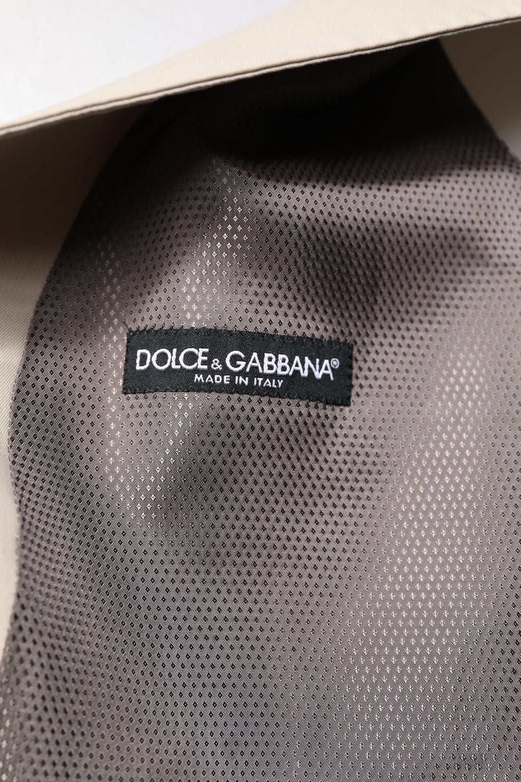 Gilet beige et gris Dolce & Gabbana pour homme, costume formel en tissu élégant, porté sur un mannequin.