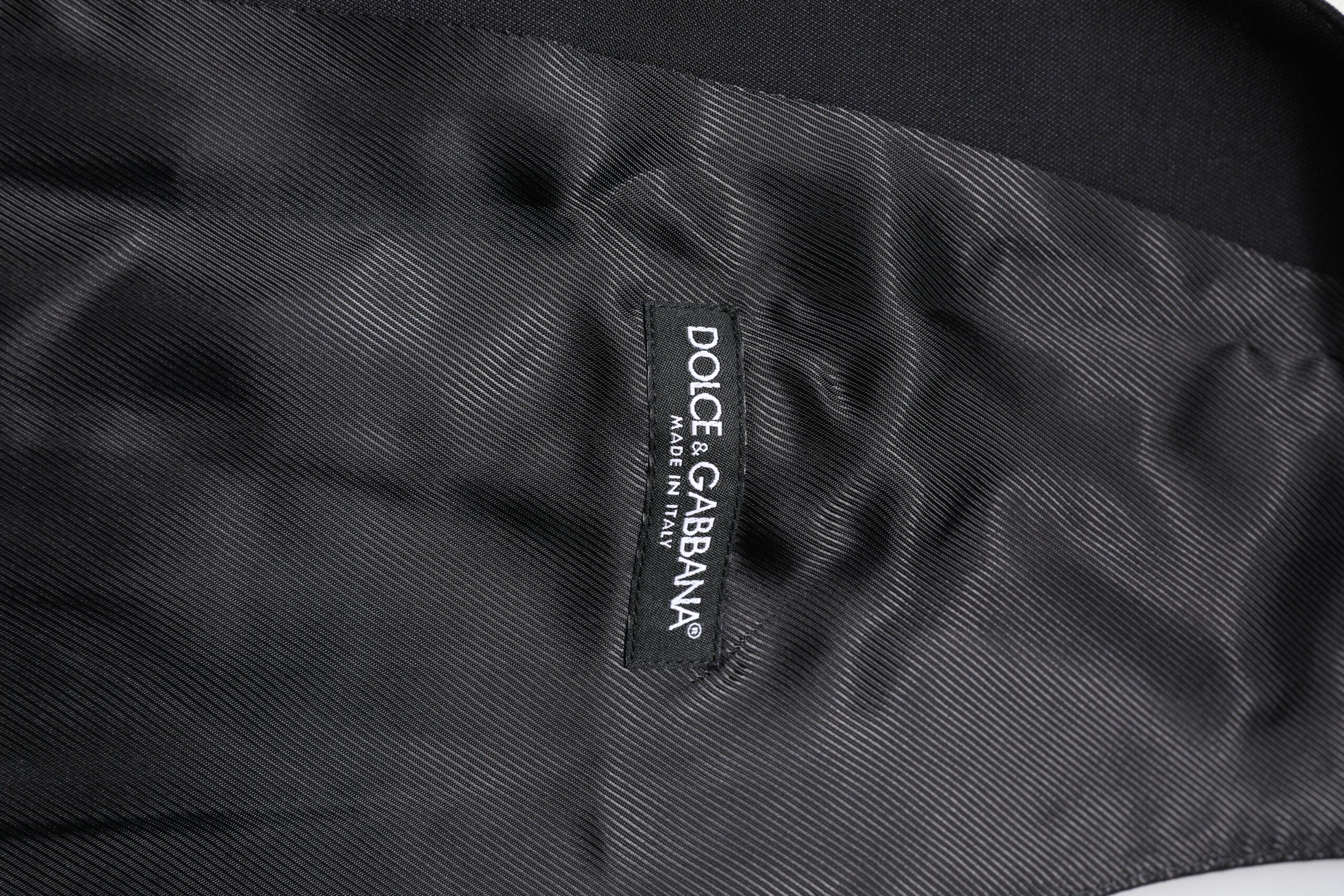 Robe de costume noire en laine Dolce & Gabbana, veste cintrée élégante pour occasion formelle, détail de la texture en laine.