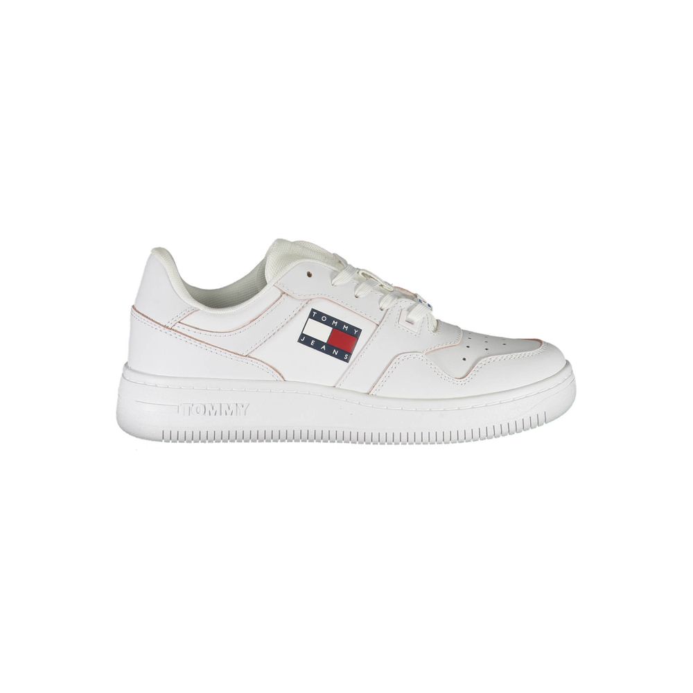 Sneakers blanches pour femmes Tommy Hilfiger en cuir, avec semelle blanche et design élégant.