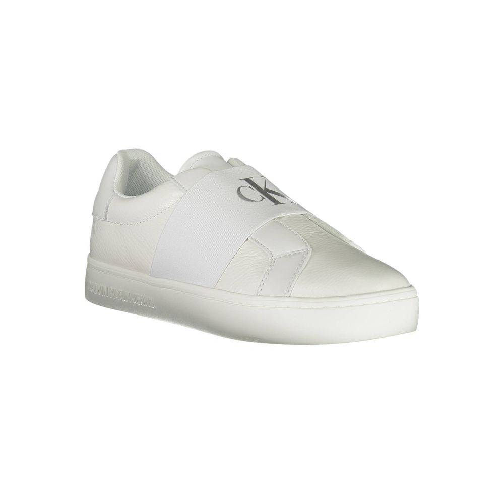 Sneakers pour femmes Calvin Klein en cuir blanc, élégantes et modernes, avec semelle blanche et design épuré.