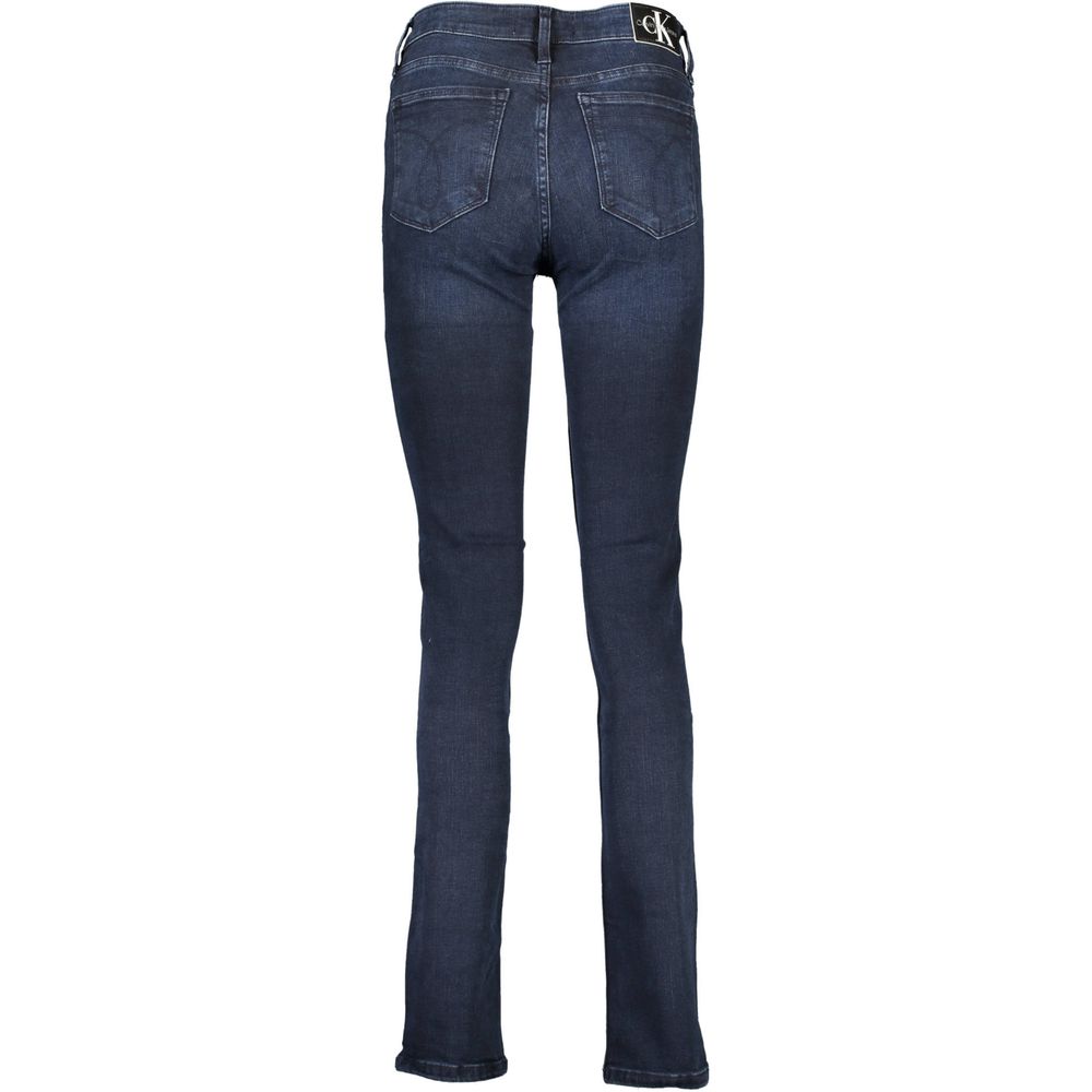 Jeans femme en coton Calvin Klein Blu, style moderne, coupe ajustée, portés avec un haut blanc, visible en détail.