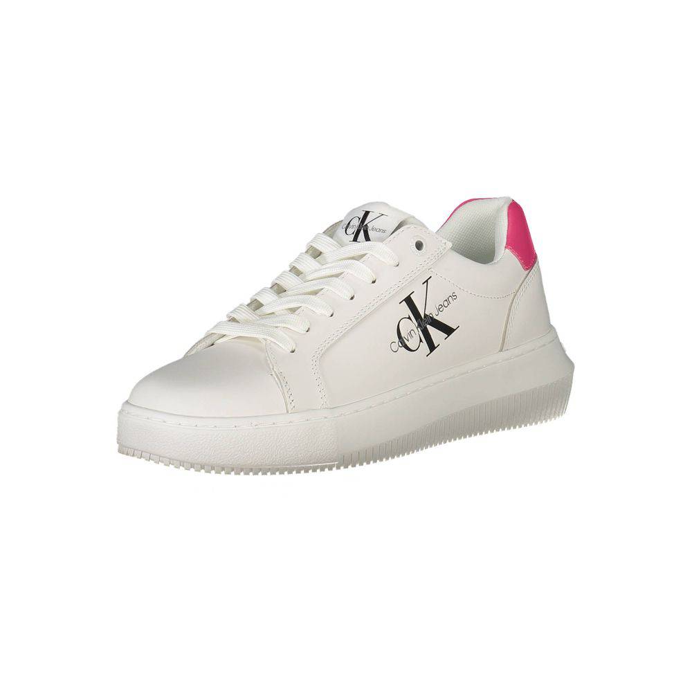 Sneakers pour femmes en cuir blanc de Calvin Klein, vue de côté montrant le design épuré et la semelle blanche.