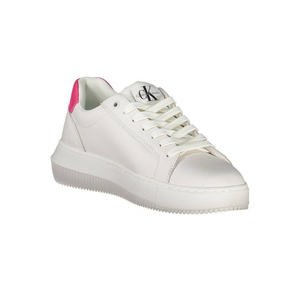 Chaussures femmes en cuir blanc de Calvin Klein, sneakers élégants avec semelle blanche, vue de face.