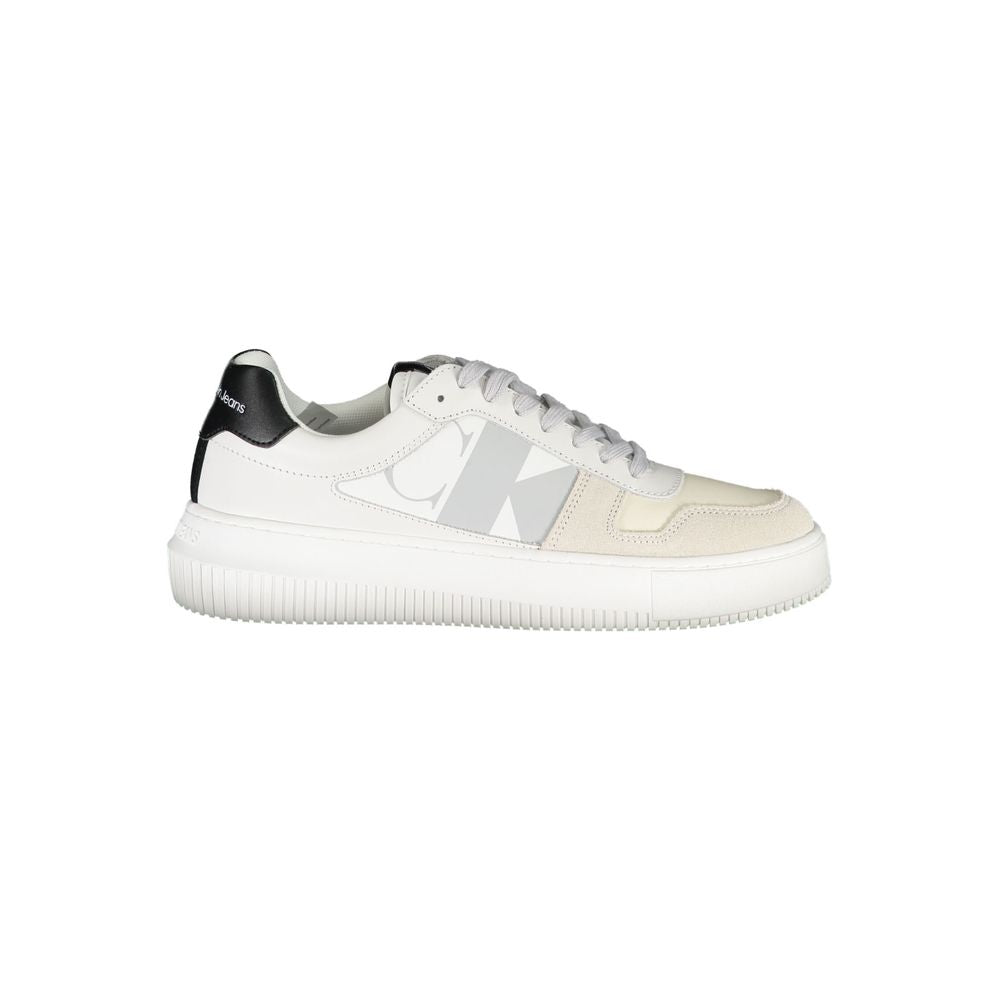 Sneakers pour femmes en cuir blanc de Calvin Klein, design moderne et élégant, vue de côté sur fond neutre.