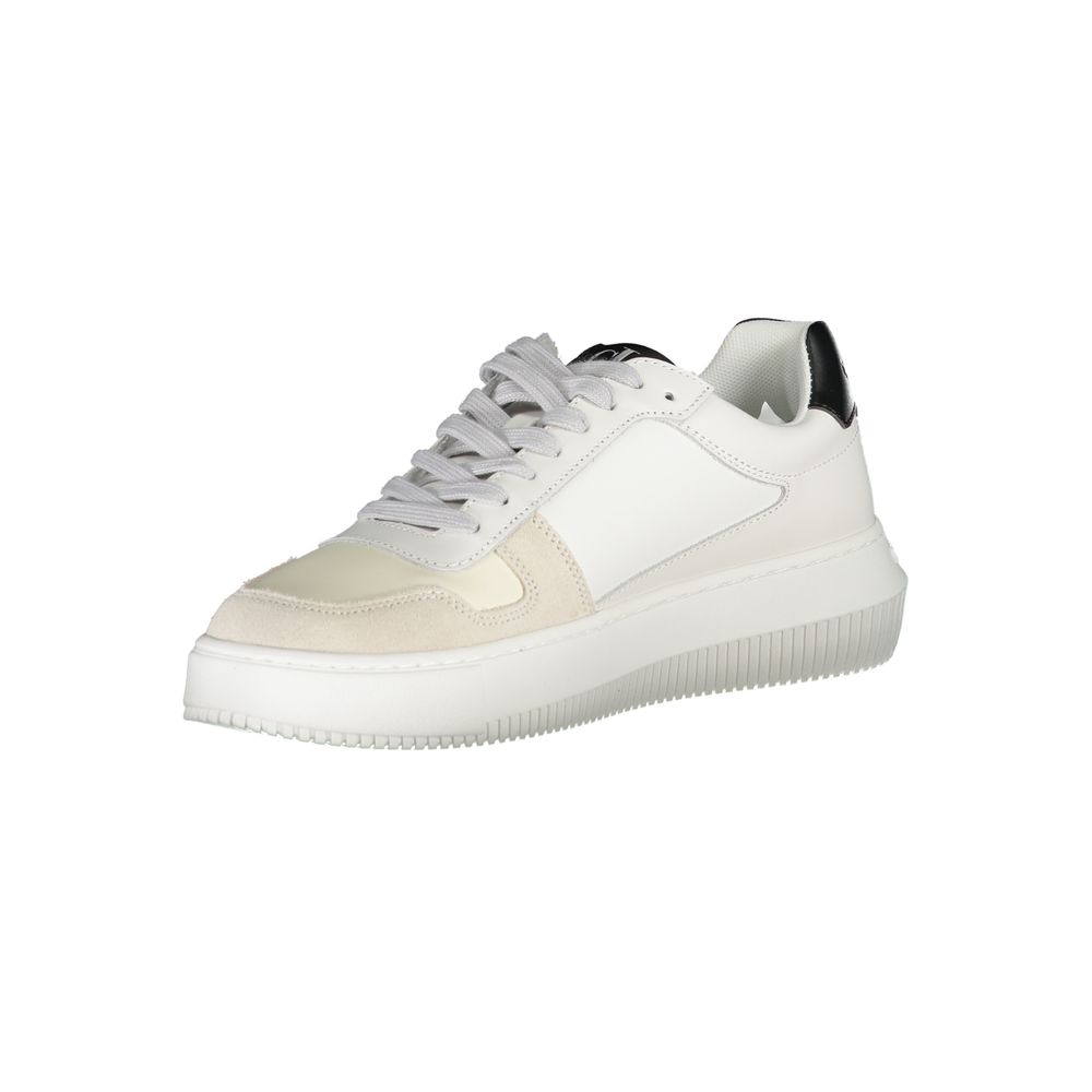 Sneakers pour femmes en cuir blanc de Calvin Klein, style élégant et moderne, vue de face.