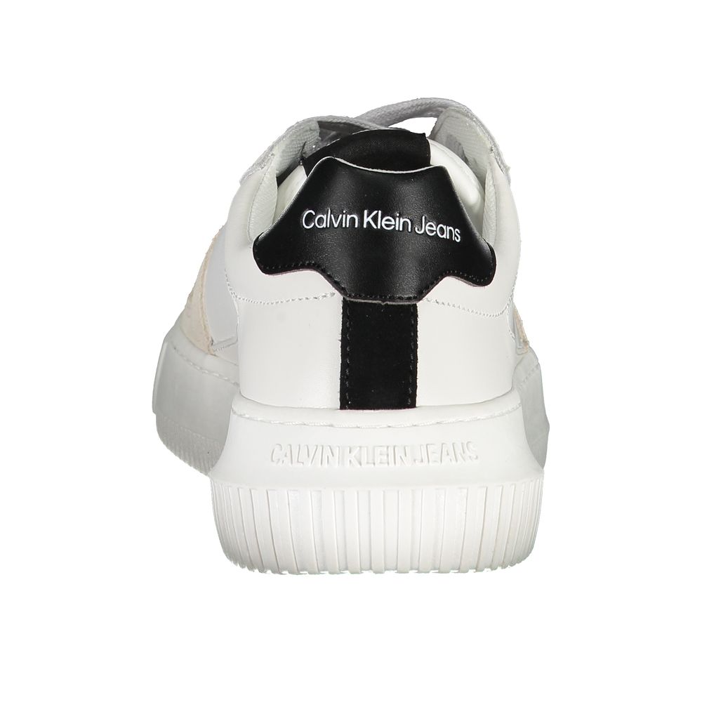 Sneakers pour femme Calvin Klein en cuir blanc, élégantes et modernes, avec logo discret sur le côté.