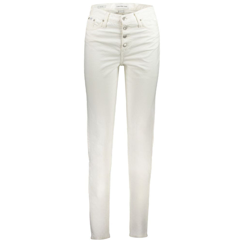 Jeans femme en coton blanc de Calvin Klein, coupe classique avec détails modernes, portée décontractée et élégante.