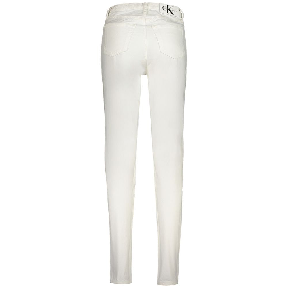Jean blanc en coton pour femmes de la marque Calvin Klein, coupe élégante avec détails modernes.