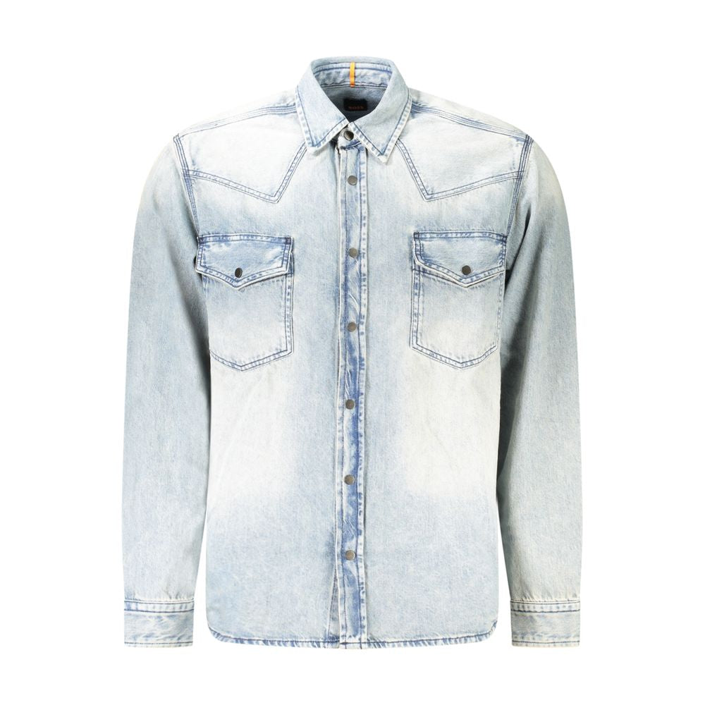 Chemise en coton bleue de la marque Hugo Boss, à col classique et manches longues, portée sur un mannequin.