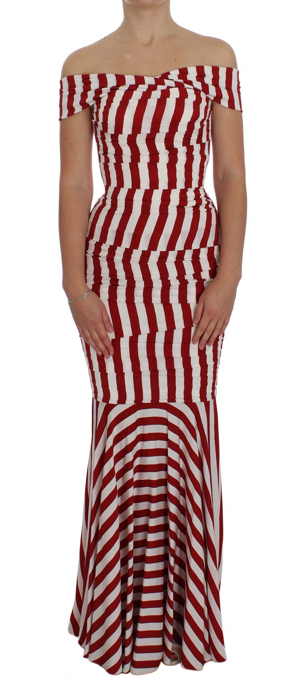 Robe en soie stretch rouge et blanche Dolce & Gabbana, élégante et fluide, portée sur un mannequin.