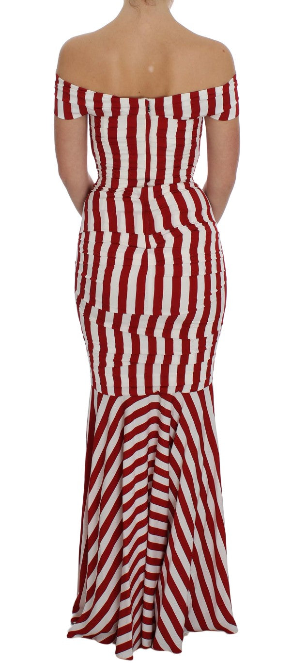 Robe en soie stretch rouge et blanche de Dolce & Gabbana, élégante et fluide, portée avec style.