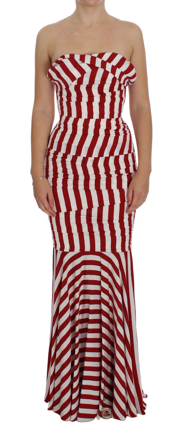 Robe en soie stretch rouge et blanche Dolce & Gabbana, élégante et ajustée, portée avec décolleté en V et détails sophistiqués.