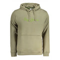 Sweat à capuche homme Pepe Jeans en coton biologique vert, porté, avec logo visible sur la poitrine.