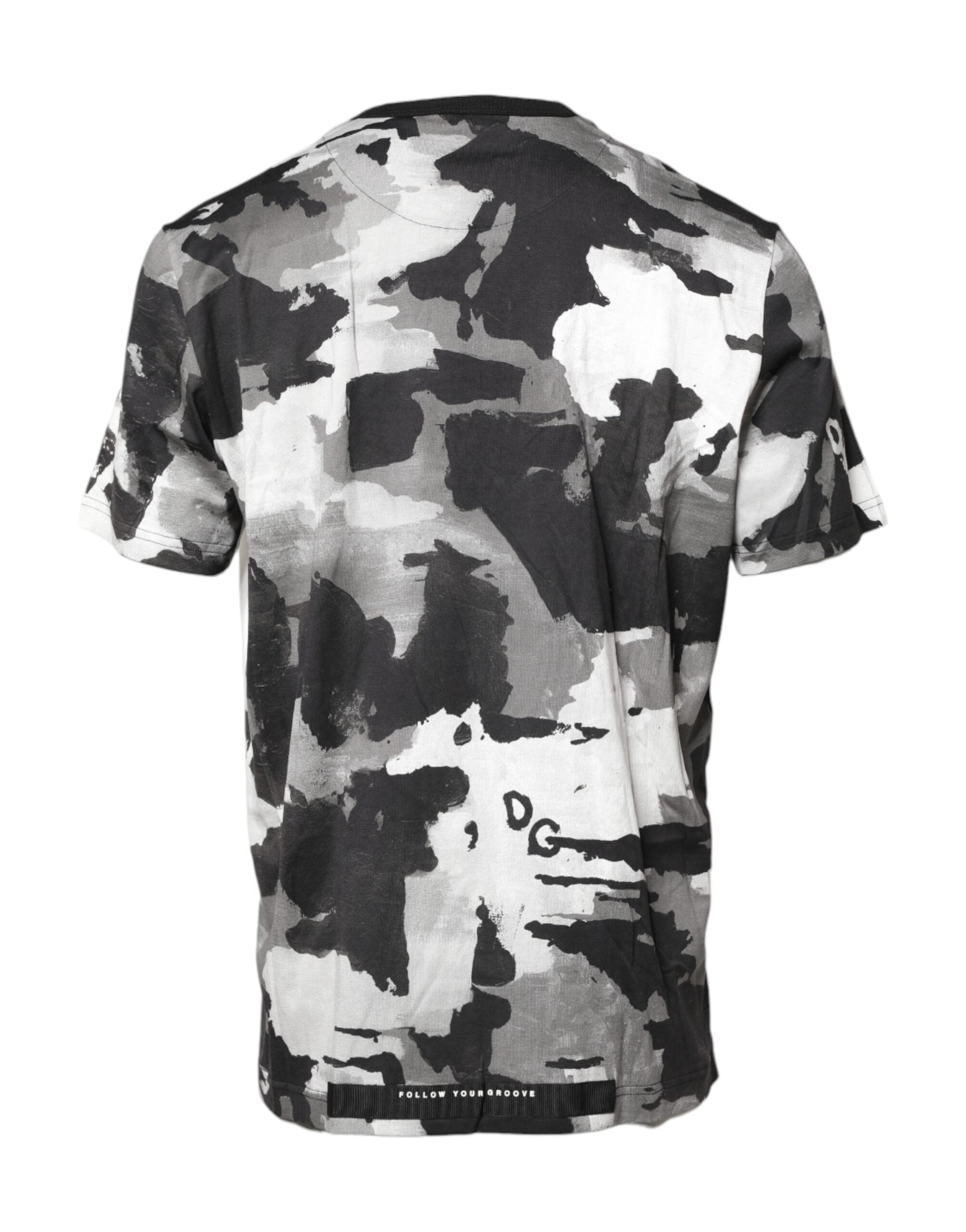 T-shirt à col rond Dolce & Gabbana multicolore avec motif camouflage, en coton, porté sur un mannequin.