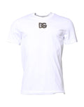 T-shirt blanc en coton avec broderie DG de Dolce & Gabbana, col rond, style décontracté, visible sur le mannequin.