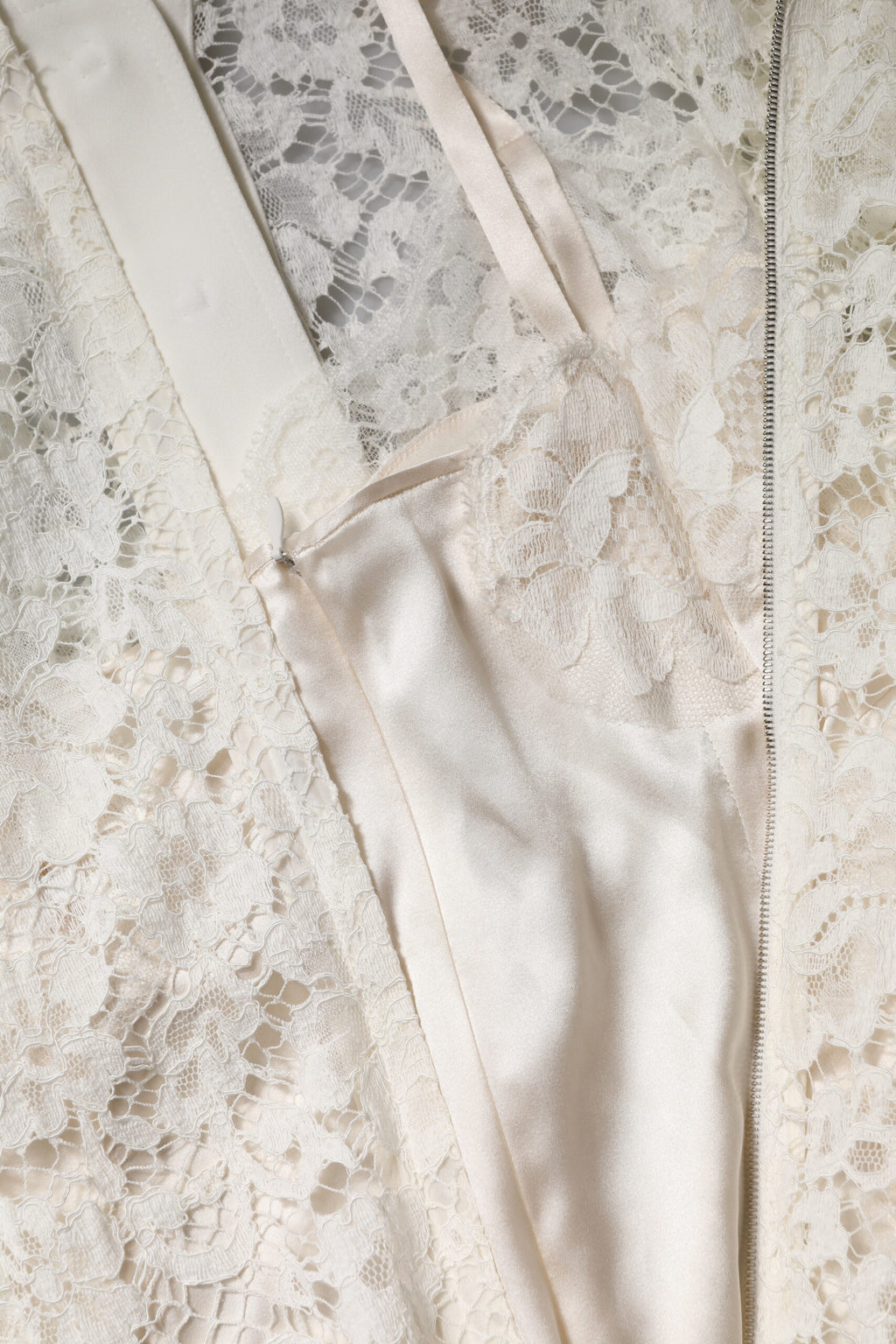 Robe longue Dolce & Gabbana en dentelle blanche à fleurs et manches longues, style élégant en coupe A-line.