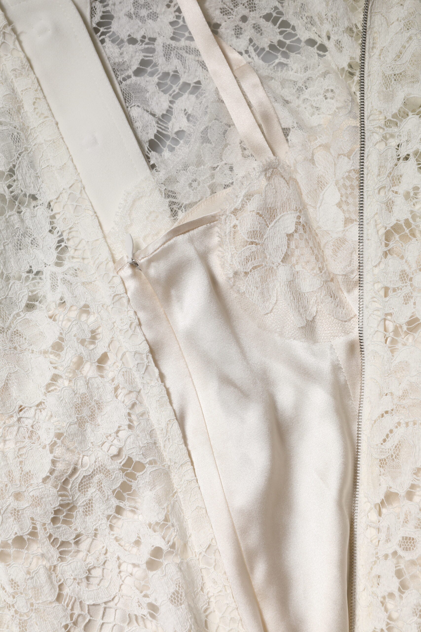 Robe longue Dolce & Gabbana en dentelle blanche à fleurs et manches longues, style élégant en coupe A-line.