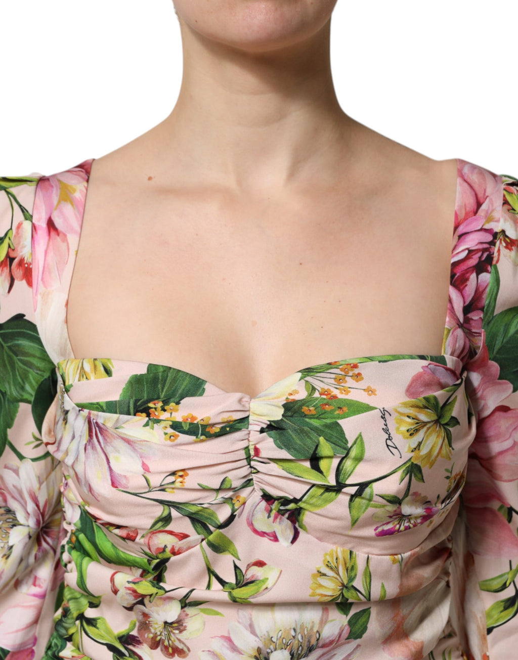 Robe midi en soie rose à fleurs de Dolce & Gabbana, coupe ajustée et évasée, détails floraux élégants.