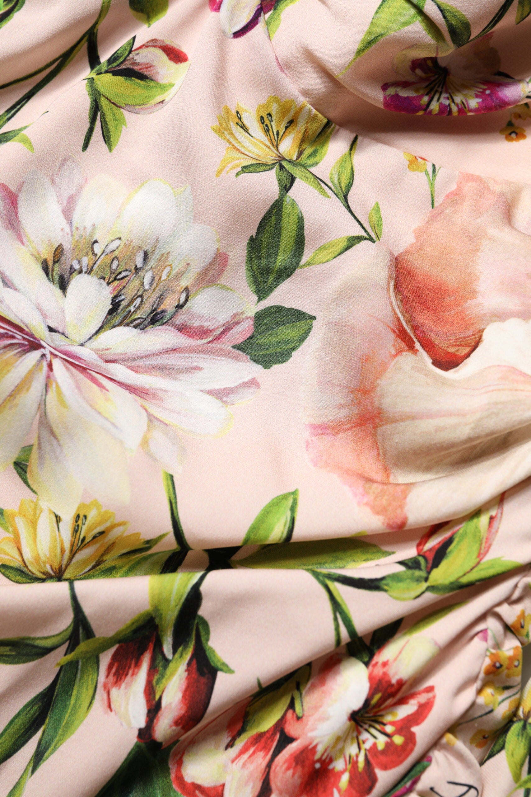 Robe midi à fleurs en soie rose de Dolce & Gabbana, ajustée et évasée, avec un style élégant et fluide.