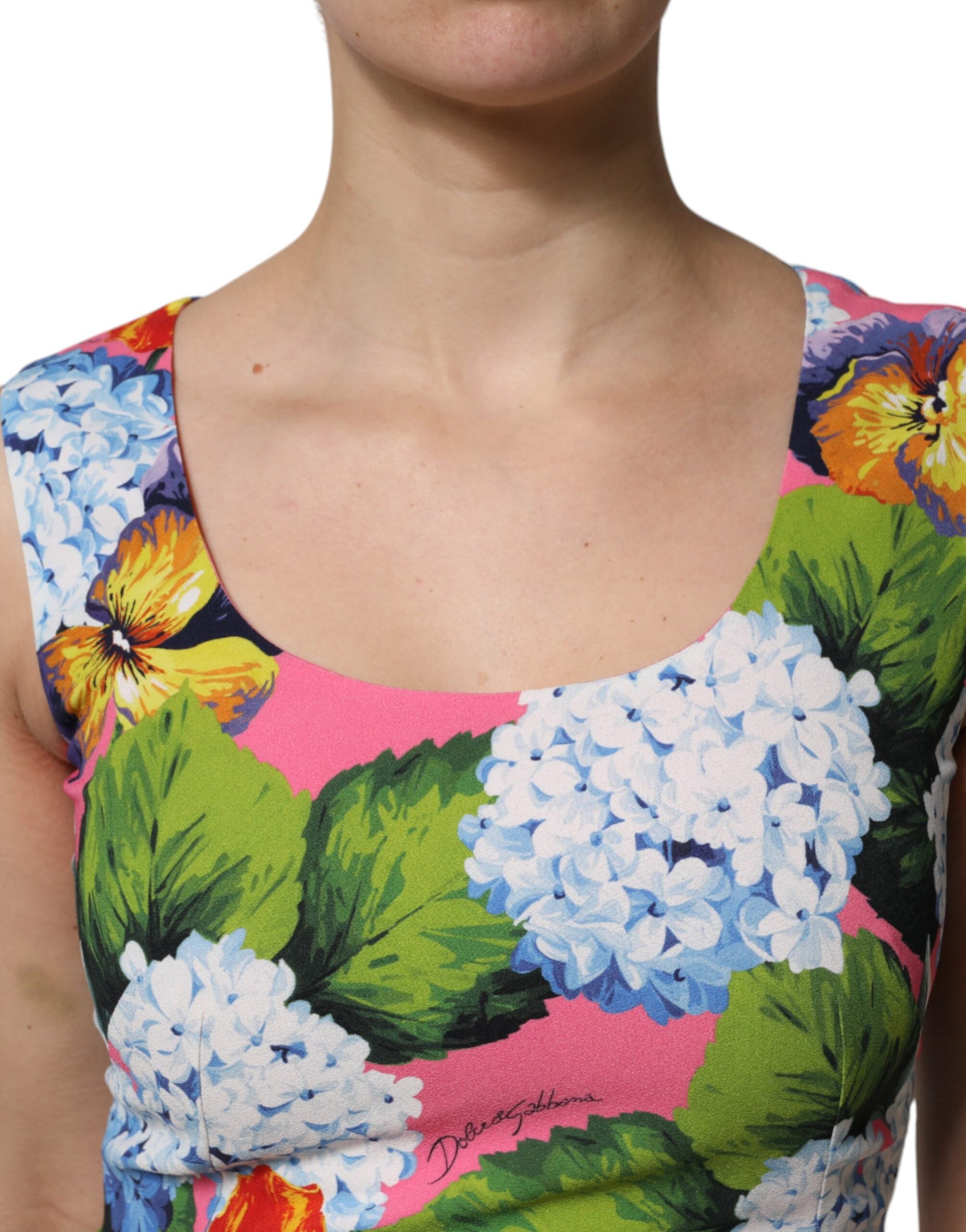 Robe sans manches Dolce & Gabbana à fleurs multicolores, coupe ajustée, tissu élégant, style sophistiqué.