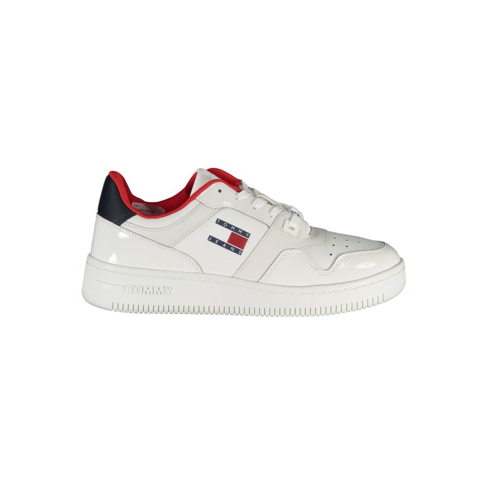 Sneakers en cuir blanc pour femmes de Tommy Hilfiger, design élégant avec détails modernes et logo visible.