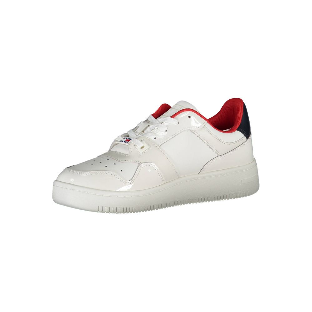 Chaussure sneakers en cuir blanc pour femme de la marque Tommy Hilfiger, design élégant et moderne.