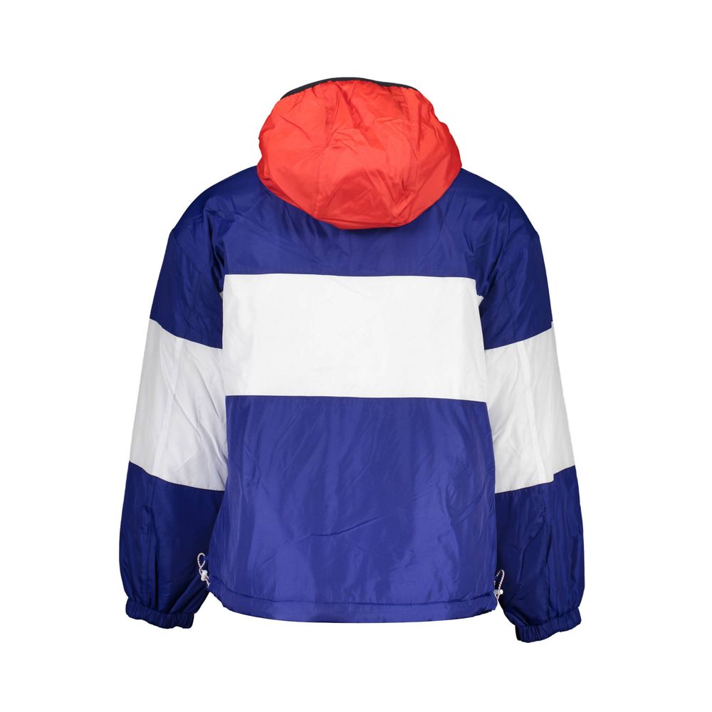 Veste homme en polyester bleu de la marque Tommy Hilfiger, avec fermeture éclair et col haut, visible dans l'image.