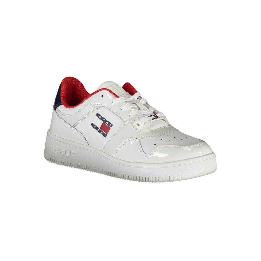 Basket en cuir blanc pour femmes Tommy Hilfiger, style sneaker, avec détails de marque et semelle blanche visible.