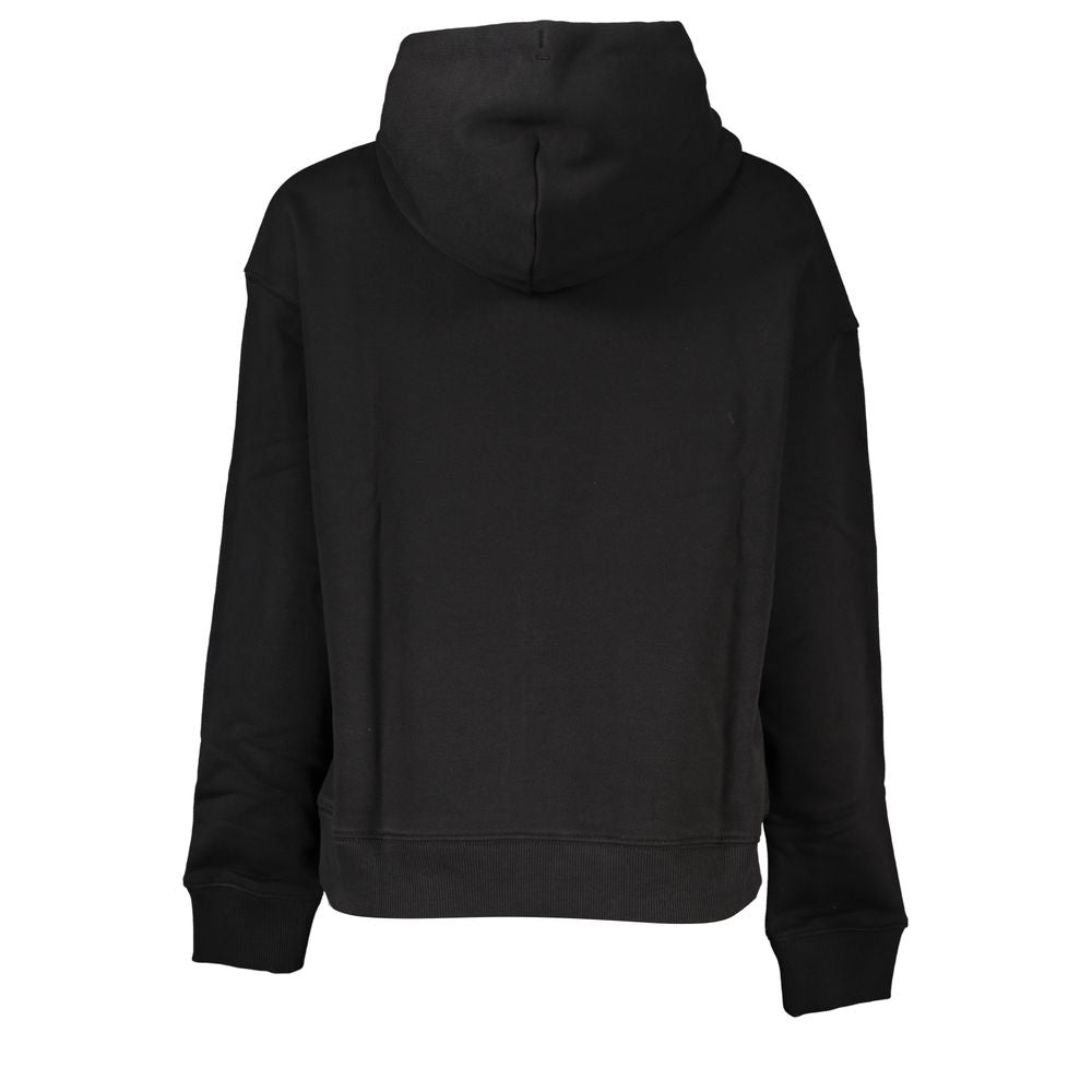 Pull pour femmes Tommy Hilfiger en coton noir, coupe classique, porté sur un mannequin.