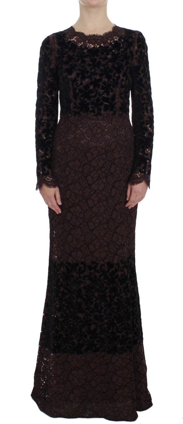 Robe longue Dolce & Gabbana violette avec dentelle florale et ricamo, élégante et détaillée, portée dans une image de style sophistiqué.