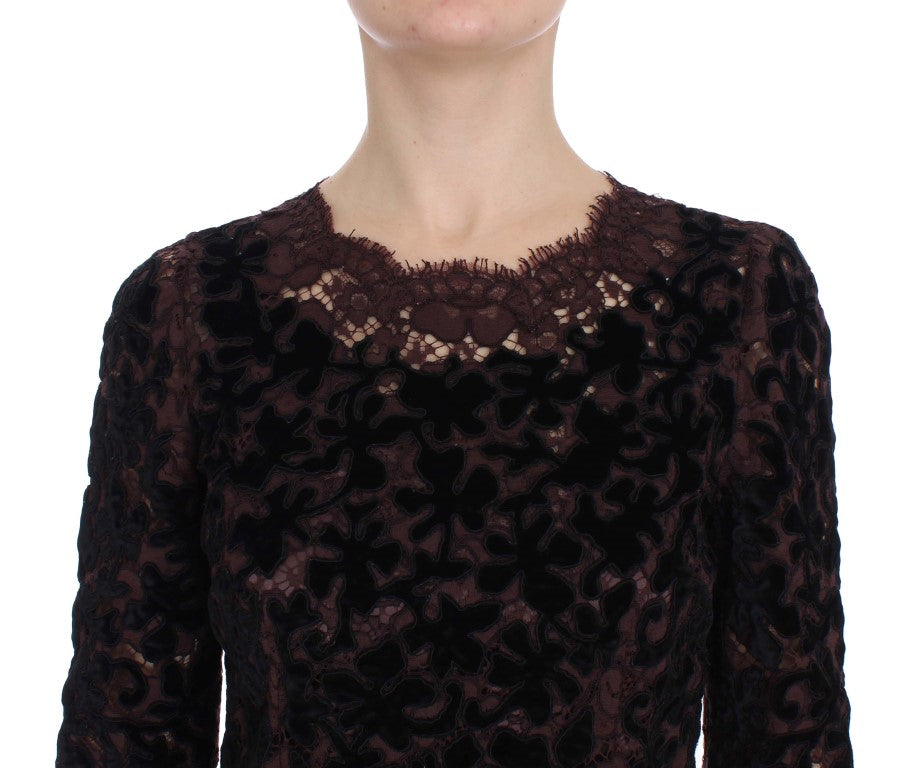 Robe longue en dentelle florale violette de Dolce & Gabbana, look élégant et chic avec détails en ricamo.