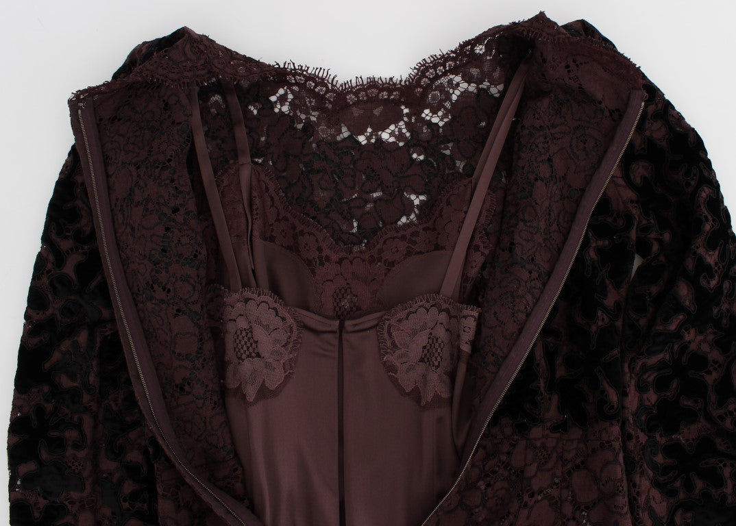 Robe longue Dolce & Gabbana en dentelle florale violette, avec broderies élégantes et design sophistiqué.