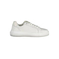 Chaussures sneakers pour femmes Calvin Klein en cuir blanc, style décontracté et moderne, visibles en gros plan.