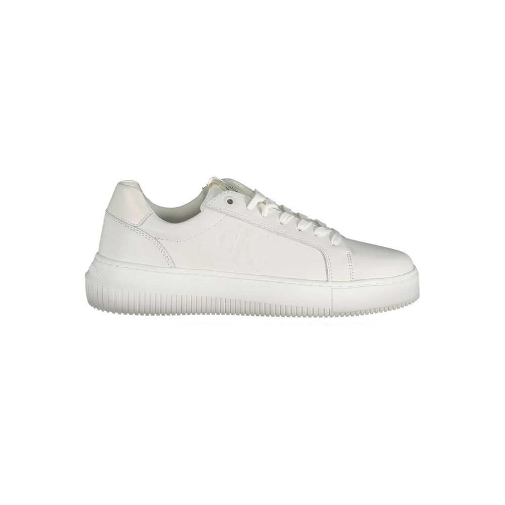 Chaussures sneakers pour femmes Calvin Klein en cuir blanc, style décontracté et moderne, visibles en gros plan.