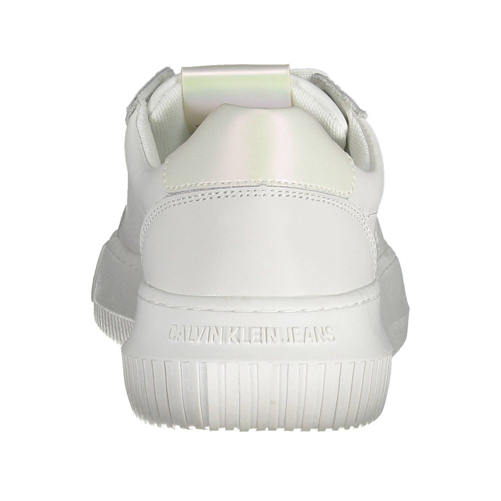 Sneakers pour femmes Calvin Klein en cuir blanc, style moderne et confortable, vue rapprochée sur la chaussure.