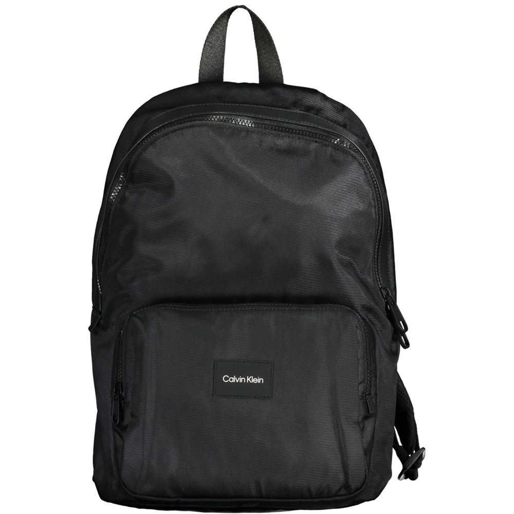Sac à dos pour homme Calvin Klein en polyester noir, avec poches zippées et logo discret sur le devant.