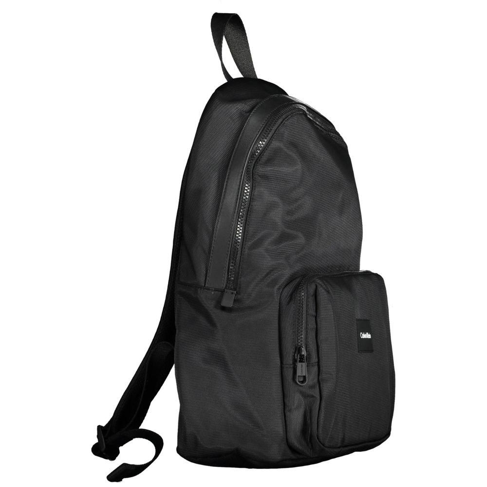 Sac à dos homme Calvin Klein en polyester noir, avec poches et poignées robustes, pour un style pratique et élégant.
