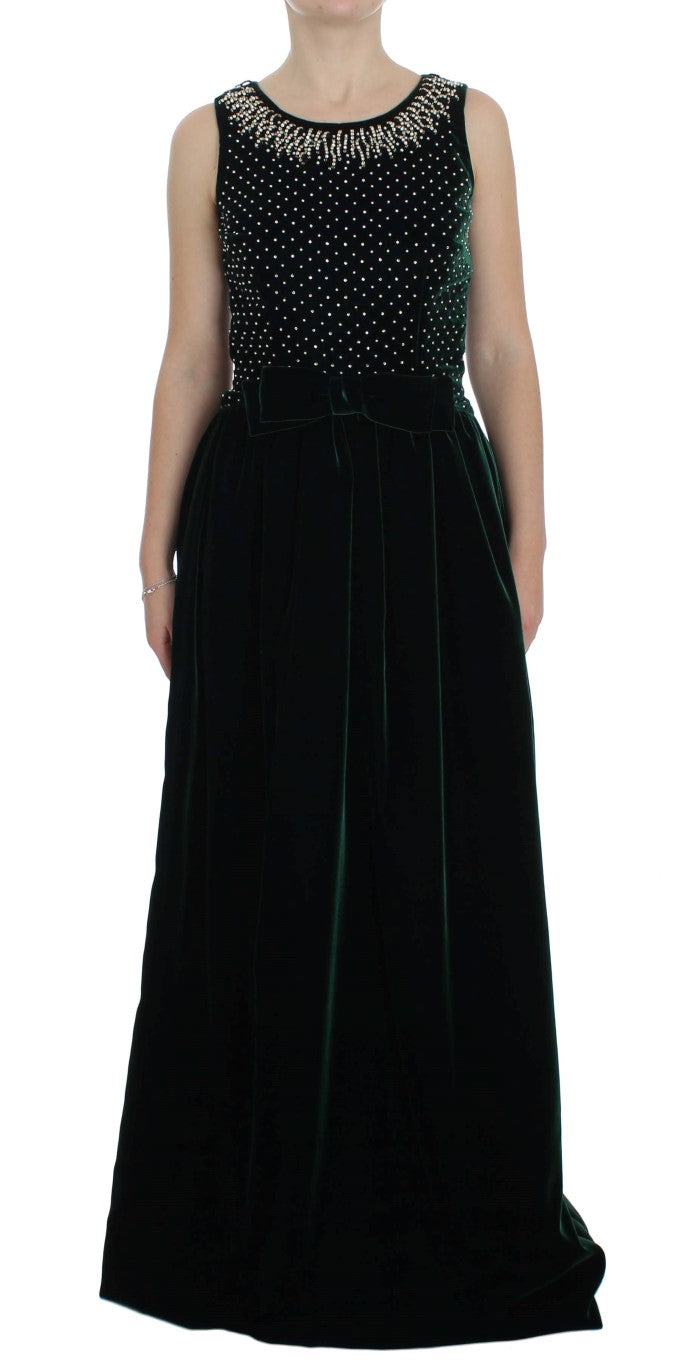 Robe longue en velours vert avec cristaux de Dolce & Gabbana, élégante et sophistiquée, se concentrant sur le tissu et les détails brillants.