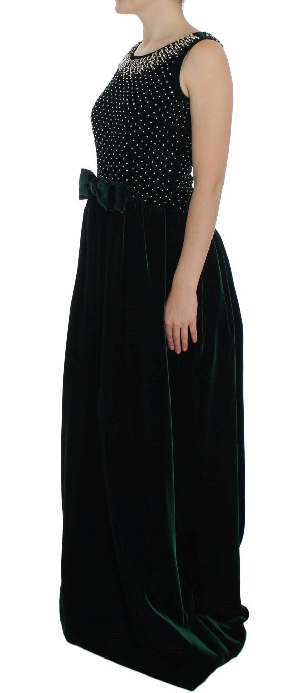 Robe longue en velours vert Dolce & Gabbana ornée de cristaux, élégante et sophistiquée, portée sur un mannequin.