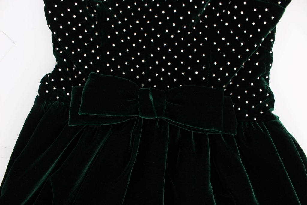 Robe longue en velours vert avec cristaux de Dolce & Gabbana, élégante et sophistiquée, vue de face sur un fond neutre.