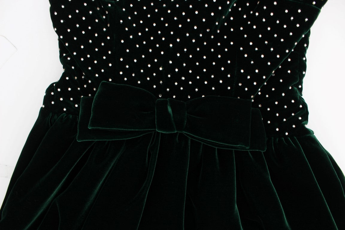 Robe longue en velours vert avec cristaux de Dolce & Gabbana, élégante et sophistiquée, vue de face sur un fond neutre.