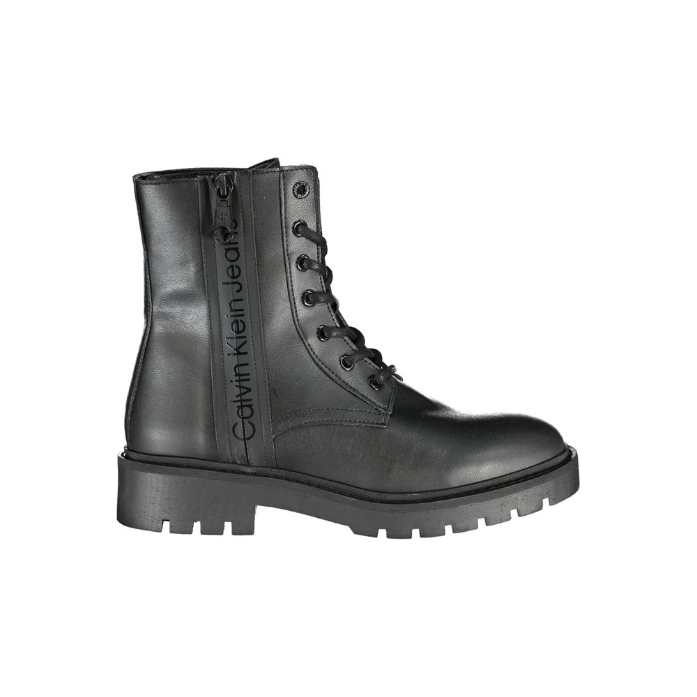 Bottes ankle en polyuréthane noir de Calvin Klein pour femmes, vue de côté avec détails élégants.