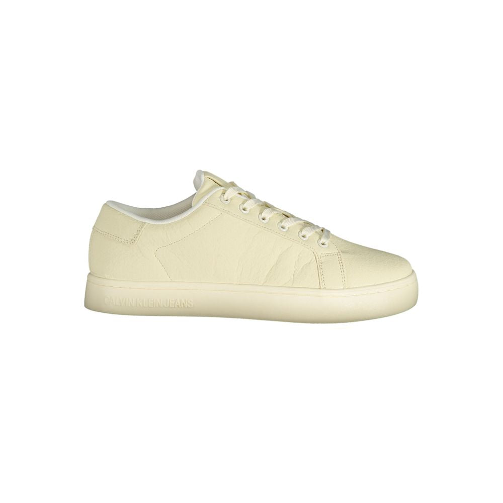 Chaussures de sport pour homme Calvin Klein en polyester blanc, sneakers modernes et confortables, vue de face.