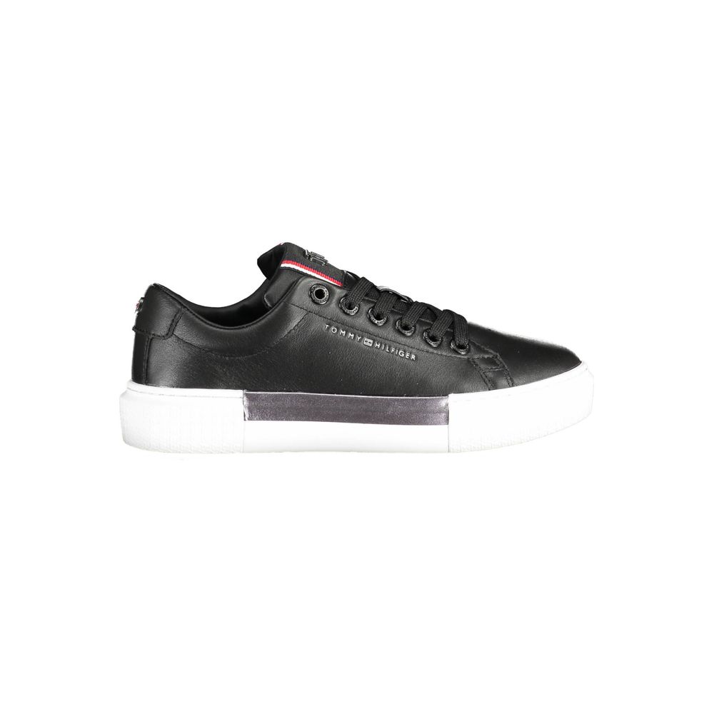 Sneakers pour femmes en cuir noir Tommy Hilfiger, design élégant avec semelle blanche, parfait pour un style décontracté.