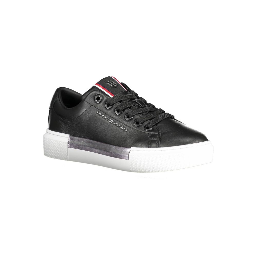 Chaussures sneakers en cuir noir pour femmes de la marque Tommy Hilfiger, vue de côté avec détails de la semelle.