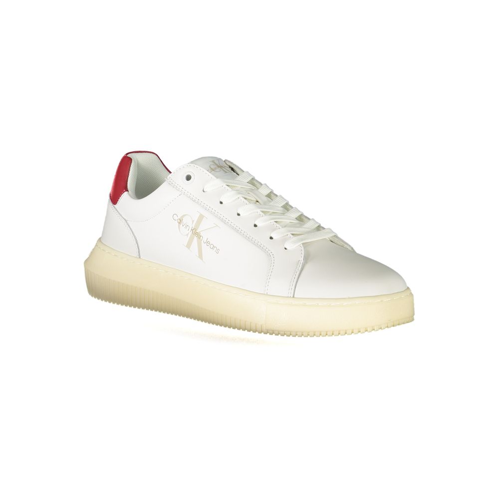 Chaussures sneakers en cuir blanc pour hommes de la marque Calvin Klein, vue de face.