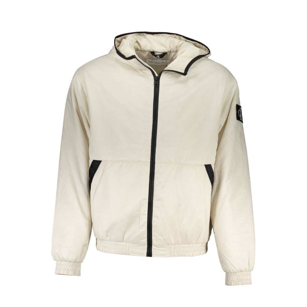 Veste homme en polyester recyclé beige de la marque Calvin Klein, élégante et durable, visible en détail sur l'image.