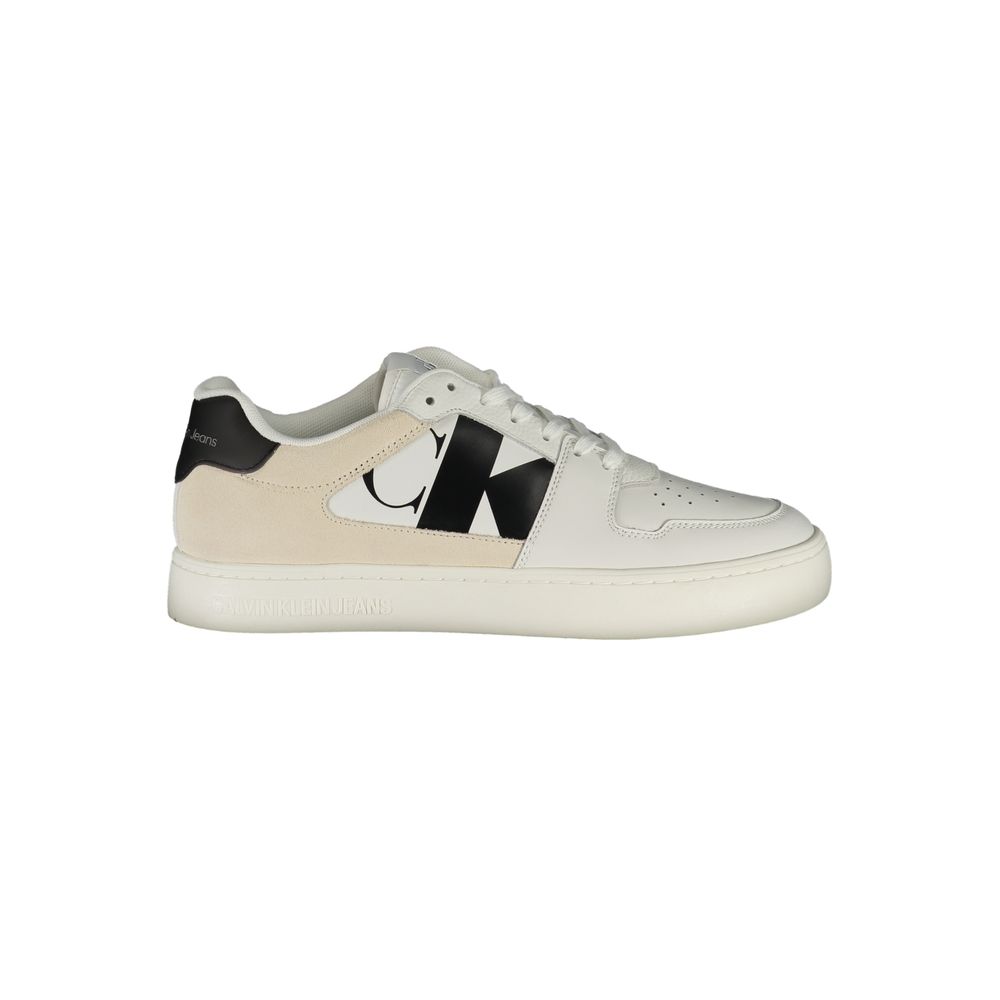 Sneakers pour hommes Calvin Klein en polyuréthane blanc, style moderne et confortable, chaussures de sport élégantes.