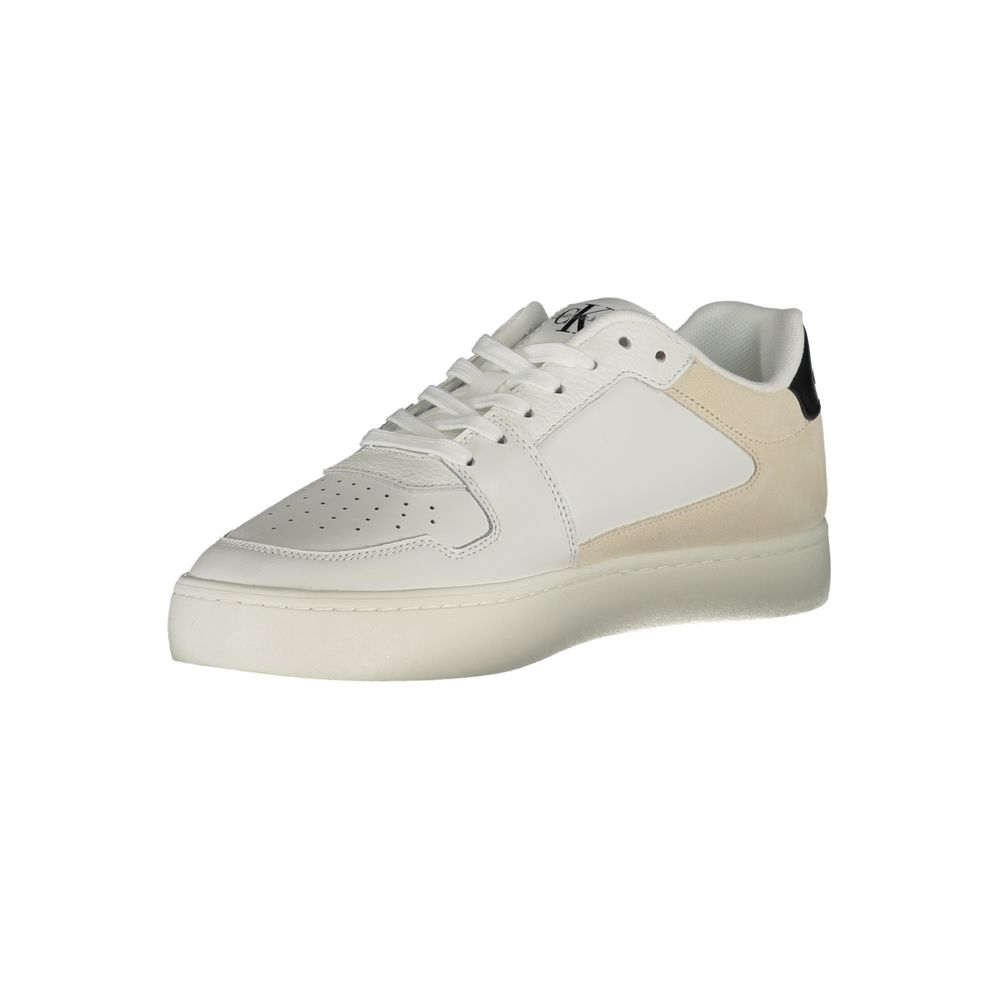 Chaussures sneakers pour homme Calvin Klein en polyuréthane blanc, style décontracté et moderne.